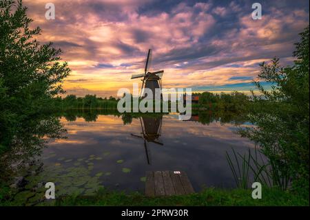 Coucher de soleil au-dessus de l'ancien moulin à vent hollandais à Kinderdijk, pays-Bas Banque D'Images