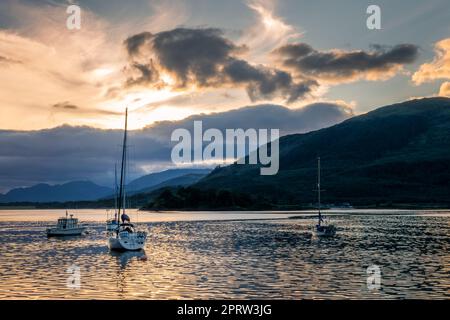 Bateaux à voile au coucher du soleil au Loch Leven près de Glencoe dans les Highlands d'Écosse, Royaume-Uni Banque D'Images