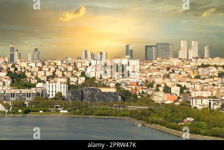 Vue sur la ville d'Istanbul depuis la gare de Pierre Loti Teleferik surplombant la Corne d'Or, le quartier d'Eyup, Istanbul, Turquie Banque D'Images