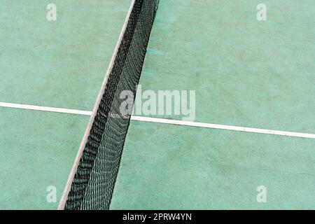 Filet et une partie d'un court de tennis extérieur en caoutchouc Banque D'Images