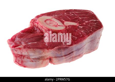 Coupe croisée de tige de bœuf brute, ossobuco isolé sur blanc Banque D'Images