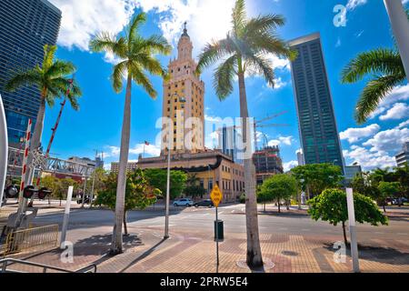Vue sur la rue de la Tour Freedom à Miami Banque D'Images