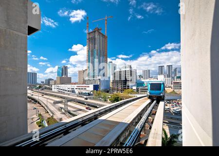 Vue sur le centre-ville de Miami et le train futuriste, État de Floride Banque D'Images