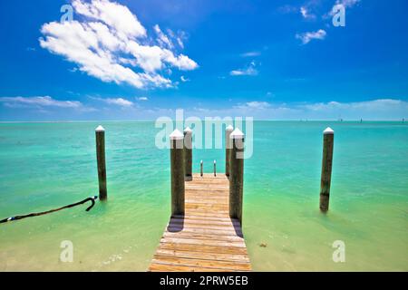 Baie turquoise idyllique et quai en bois à Islamorada sur Florida Keys Banque D'Images