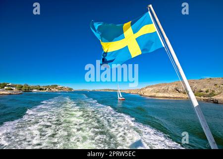 Drapeau suédois sur le bateau dans l'archipel des îles de Göteborg Banque D'Images