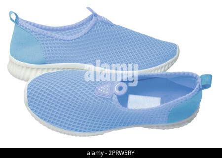 Sneaker bleue isolée. Gros plan sur les chaussures de sport ou les baskets de sport tendance pour femme isolées sur un fond blanc. Conception moderne des chaussures pour l'entraînement. Macro. Banque D'Images