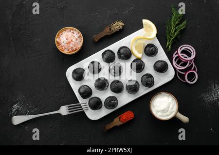 Boulettes noires avec bœuf et pâte à l'encre de seiches Banque D'Images