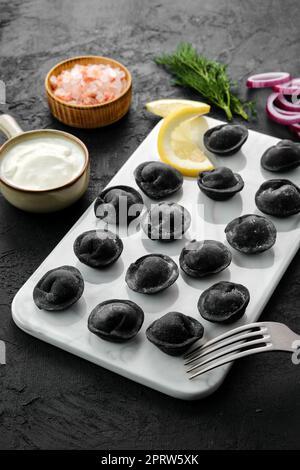 Boulettes noires avec bœuf et pâte à l'encre de seiches Banque D'Images