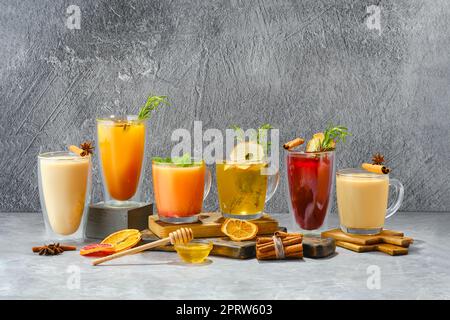 Composition avec des fruits chauds et des boissons d'hiver à base de plantes Banque D'Images