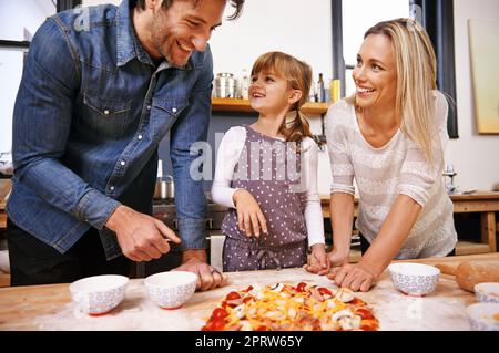 Est-ce que ça va, papa. Une famille qui fait de la pizza à la maison. Banque D'Images