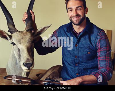 Son dernier trophée. Portrait d'un chasseur présentant l'un de ses trophées Banque D'Images