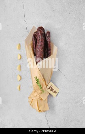 Vue en hauteur sur les saucisses séchées faites de viande épicée de venaison Banque D'Images