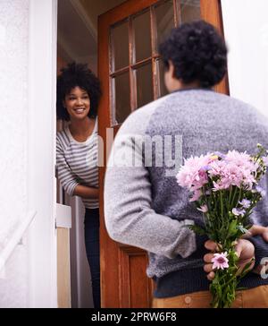 Il s'est préparé, un jeune homme prêt à surprendre sa femme avec des fleurs Banque D'Images