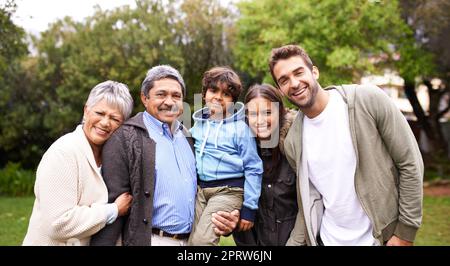 Ils se trésors. Portrait d'une famille debout à l'extérieur. Banque D'Images