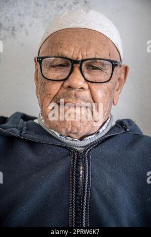 Portrait d'un homme marocain âgé habillé dans la djellaba traditionnelle. Banque D'Images