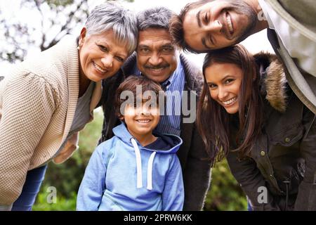 C'est une famille très unie, une famille multigénérationnelle qui se pose pour un autoportrait. Banque D'Images