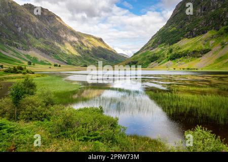 Loch Achtriochtan dans la vallée de Glencoe, Highlands of Scotland, Royaume-Uni Banque D'Images