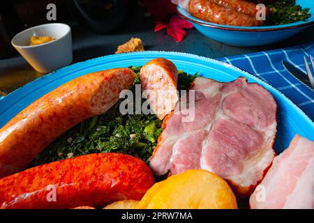 Délicieux chou vert oldenburger avec saucisse de Pinkel Banque D'Images