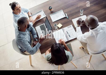 Les gens d'affaires en finance réunion avec ordinateur portable, rapport de document et bloc-notes pour le profit financier de l'entreprise, la planification de stratégie et l'objectif de marketing. Discussion sur le travail d'équipe et feedback sur les indicateurs de performance clés du gestionnaire de Banque D'Images