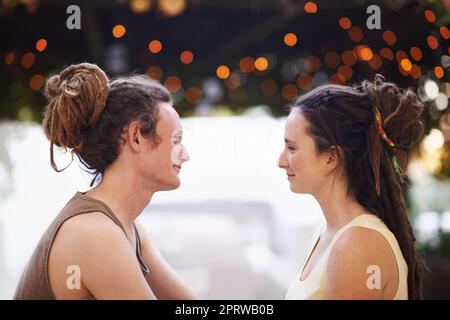 Vous êtes mon compagnon d'âme. Un jeune couple affectueux qui passe du temps ensemble. Banque D'Images