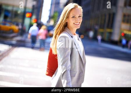 De grands rêves se trouvent au centre-ville. Un portrait d'une belle jeune femme dans la ville. Banque D'Images