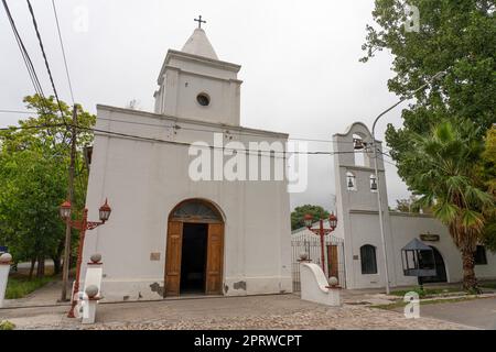 La façade et le clocher de l'église historique Nuestra Señora del Carmen en 25 de Mayo, près de San Rafael, en Argentine. Banque D'Images