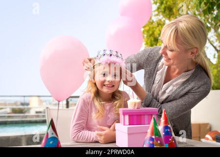 Gâcher sa princesse. Une photo courte d'une petite fille heureuse célébrant son anniversaire avec sa mère Banque D'Images