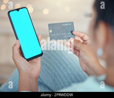 Écran vert, femme avec téléphone et carte de crédit en main pour le shopping en ligne, le commerce électronique et le paiement. Fintech, finance et paiement en ligne avec application de site Web numérique, Internet et bancaire sur smartphone. Banque D'Images