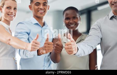 Bravo, les gens d'affaires ou la réussite mondiale dans le travail d'équipe, la collaboration et le soutien des employés. Sourire portrait des hommes heureux, des femmes et des mains de diversité avec merci, vote emoji et la motivation pour le but Banque D'Images