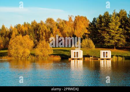 Paysage de la saison d'automne avec cabines flottantes grises sur le lac et arbres automnaux. Vivre sur une maison flottante est très attrayant. Banque D'Images