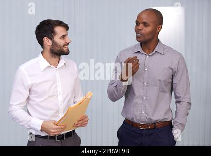 Partager les secrets du succès. Deux hommes d'affaires ayant une discussion Banque D'Images