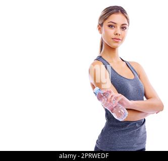 Tout est possible si vous faites de l'exercice et mangez sain. Portrait d'une jeune femme sportive tenant une bouteille d'eau sur un fond blanc Banque D'Images