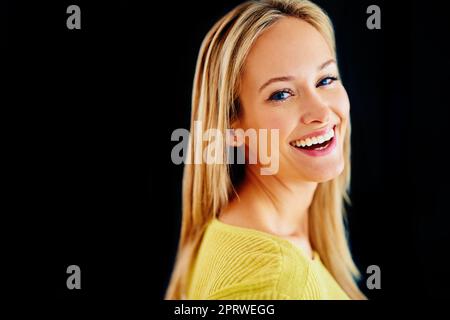 Se court à être tout sauf heureux. Studio portrait d'une magnifique jeune femme blonde isolée sur noir Banque D'Images