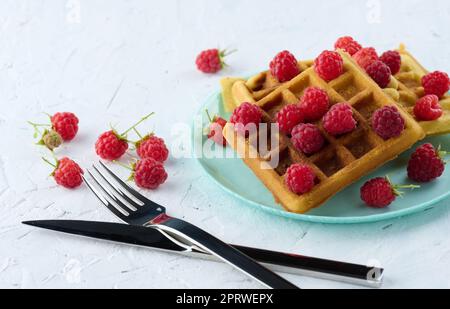 Une pile de gaufres belges avec framboises rouges mûres Banque D'Images