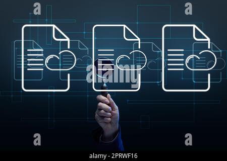 La main d'une femme tient une loupe et des documents holographiques dans le stockage sur le cloud. Banque D'Images