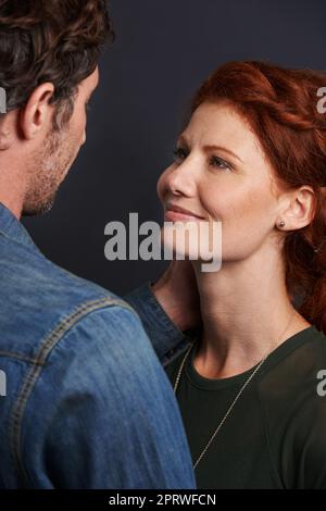 HES un doux amant. Un beau jeune couple affectueux Banque D'Images