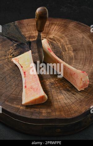 Vue de dessus de la grande moelle osseuse de boeuf hachée avec le cale sur la moitié Banque D'Images