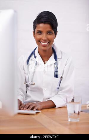 Shes le meilleur médecin autour. Une jeune femme médecin attirante Banque D'Images