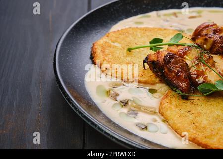 Vue en gros plan sur les beignets de pommes de terre et le poulet teriyaki Banque D'Images