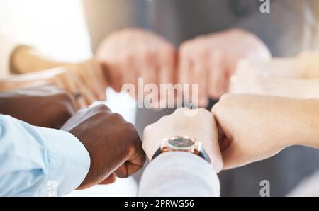 La diversité les mains d'affaires s'accentuent pour le travail d'équipe, la collaboration ou la solidarité sur le lieu de travail d'entreprise. Groupe de personnes et icône de signe de main pour la communauté, le travail ensemble ou l'inclusion de l'arrière-plan de soutien Banque D'Images