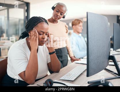 Stress, maux de tête et frustré dans le bureau de travail avec femme épuisée au bureau. Femme d'affaires noire fatiguée par les performances sur le lieu de travail avec un travailleur surtravaillé, déçu et contrarié Banque D'Images