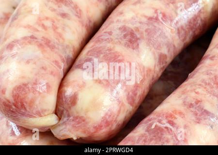 Saucisses de porc maison fraîches et crues pour barbecue en gros plan. Banque D'Images