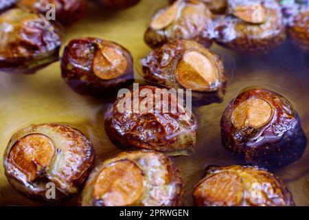 Noisettes de savon sec brun (Soapberries, Sapindus Mukorossi, Reetha) pour le linge biologique et les soins doux et naturels de la peau dans l'eau de près. Banque D'Images