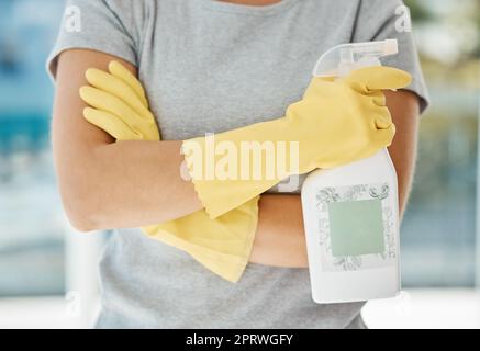 Service de nettoyage mains de femme ou fille nettoyant à la maison avec des gants de sécurité et un spray pour le nettoyage de la maison de printemps. Employé de carrière de l'entretien ménager, femme de ménage ou travailleur avec du savon liquide détergent en bouteille Banque D'Images