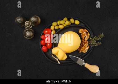 Vue de dessus d'un classique italien caciocavallo fromage sur une assiette Banque D'Images