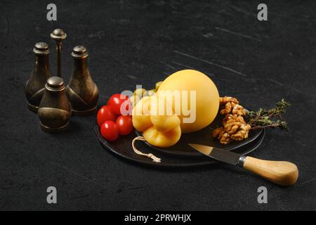 Fromage italien caciocavallo classique sur une assiette Banque D'Images