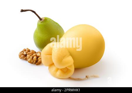 Fromage jaune italien caciocavallo ou scamorzza tiré avec poire et noix Banque D'Images