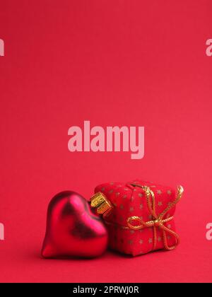 Boule de Noël vintage en forme de coeur sur fond rouge avec espace pour votre texte ou image Banque D'Images