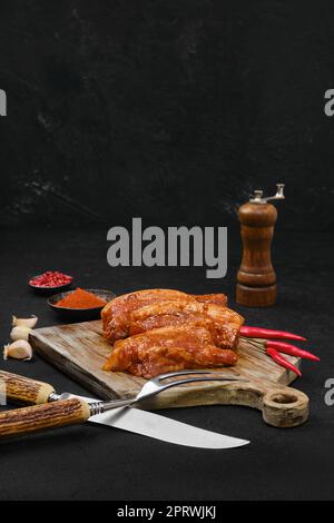 Tranche de poitrine de porc épicée marinée Banque D'Images