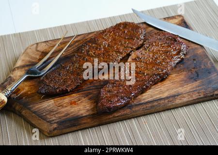 Steak juteux sur planche à découper en bois Banque D'Images